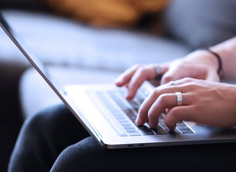 Tippende Hände auf MacBook